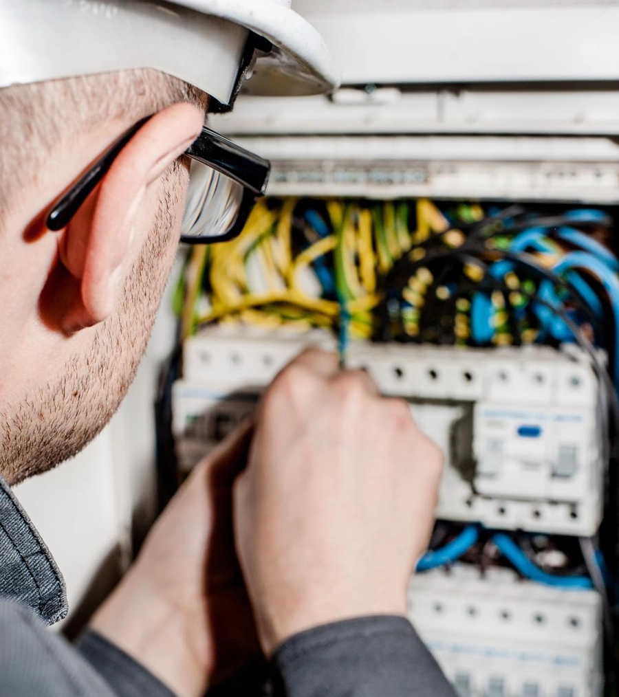 Bağcılar ve çevre ilçelerde tüm elektrik arıza, bakım ve kurulum işlemlerinde hızlı ve garantili çözümler sunuyoruz.
